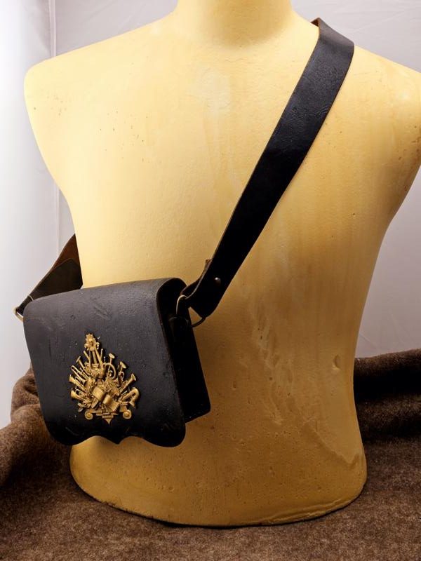 Alte Ledertasche mit Schulterriemen Militär Parade FRANKREICH?! – Bild 2